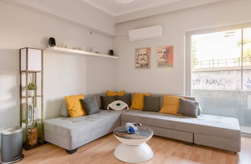 Thissio Apartment | Athenian Entertainment & Relaxation Hub