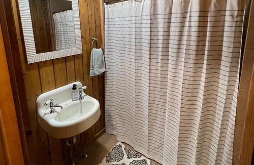 West Columbia House | Athens and Albany's Hillside Haven - peaceful, private, pet friendly