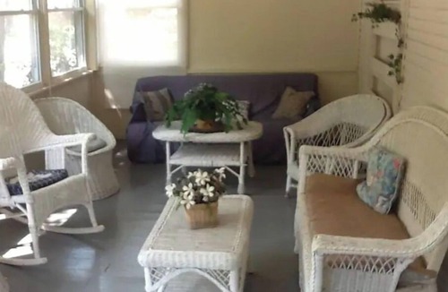 Put-in-Bay House | Aunt Jane's Yellow House downtown Great for Events