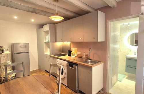 Lama Apartment | Authentic stone house in the heart of a medieval village · sea 20 min away