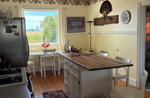 Harvard Bed & Breakfast | Awesome 4-bedroom bed & breakfast in charming Troy, Id. A 360 view, hot tub.