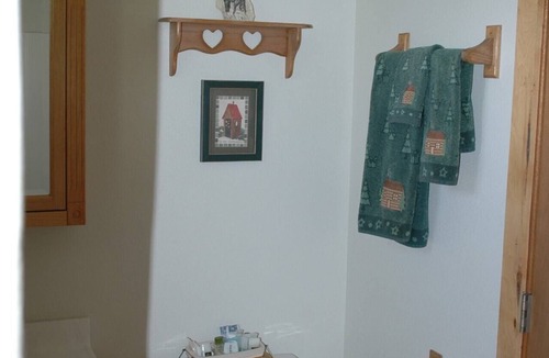Dillon Cabin | AWESOME Value, Clean cozy & quiet cabin, close to Beaverhead River, Great Views!