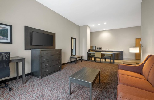 Elizabethtown Hotel | B/W Plus Elizabethtown Inn & Suites