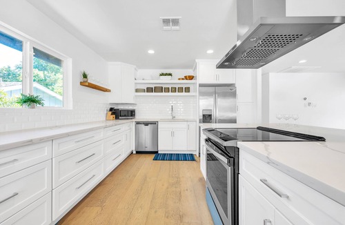 Village Grove House | Basketball Hoop, Pool & Putting Green, Perfect for Large Groups and Families!