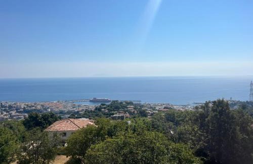 Cardo Apartment | Bastia, appartement ds villa de caractère avec piscine, jacuzzi et vue mer