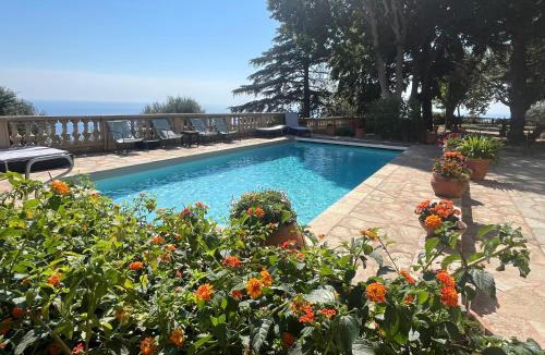 Cardo Apartment | Bastia, appartement ds villa de caractère avec piscine, jacuzzi et vue mer