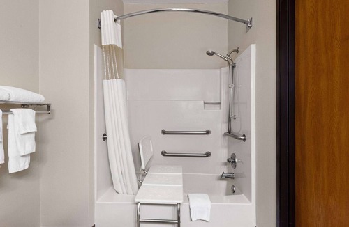 Waterloo Hotel | Baymont by Wyndham Waterloo