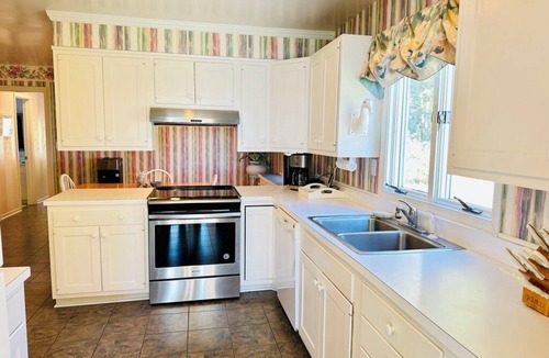 Reedville House | BayWatch: Chesapeake Bayfront Retreat with a Small Private Beach. Dog Friendly.