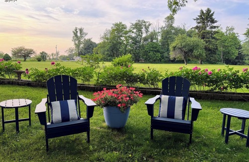 Cassopolis House | BBQ, WIFI, full kitchen, smartTV, firepit, Queen