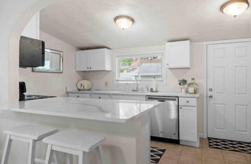 Bayview House | Beach Bungalow - 1 Block to Beach - Pets Welcome