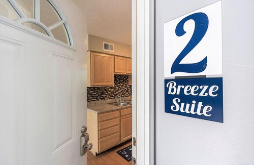 Bayview Apartment | Beach Cottage Breeze Suite (2 bed/1 bath condo 1 block from beach)