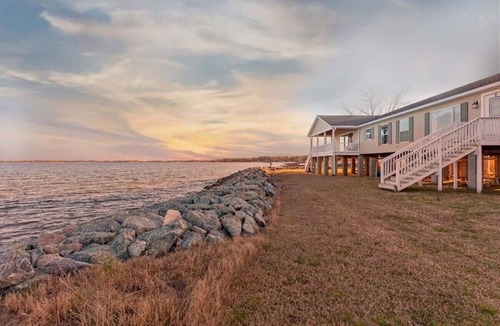 White Stone Villa | Beach house with private beach, kayak and canoe