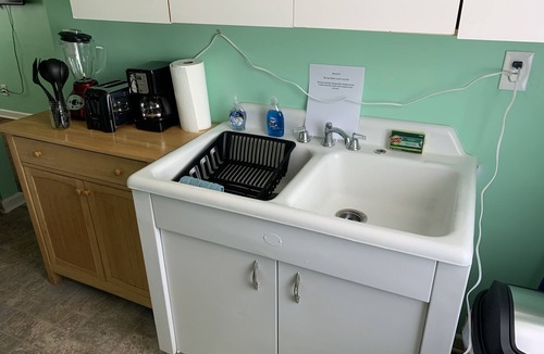 Bayview Apartment | Beach Side Studio #4 - Pet Friendly, WiFi, Off-Street Parking, Large Smart TV