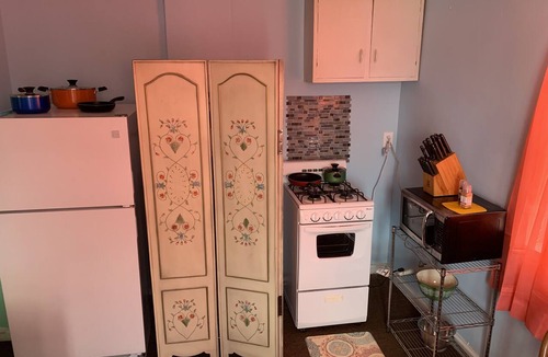 Bayview Apartment | Beach Side Studio #5 - Pet Friendly, WiFi, Off-Street Parking, Large Smart TV