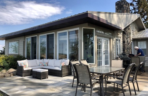 Huron House | Beachfront + Cedar Point + Fishing + Firepit + Park & Pier = Lake House Vibe!