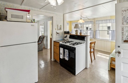 Wareham Center House | Beachside Cottage Rental Cape Cod Massachusetts Sleeps 8 Quiet Community Near Cape Beaches