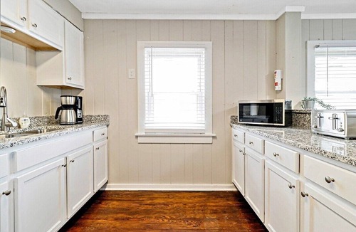 Northeast Virginia Beach Apartment | Beachwalk #2, 8 minute walk to the Beach!
