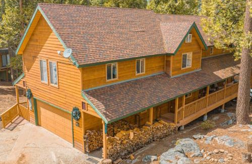 Sierra Cedars House | Bear Bottoms Family Cabin-Huge GAME ROOM