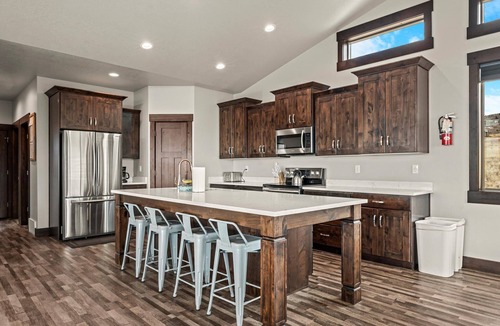 Sweetwater House | Bear Lake Cabin · Sleeps 22 · Ideal Beach Resort