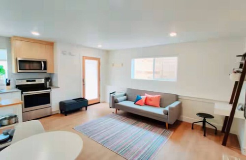 Overlook Apartment | Beautiful 1-bedroom apartment, pvt courtyard w/kitchen, laundry, AC in Portland