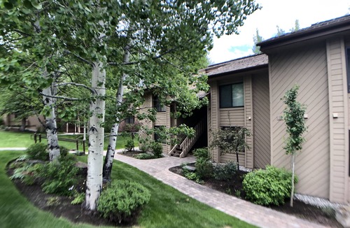 Elkhorn Village Condo | Beautiful 1 Bedroom Renovated Elkhorn Condo