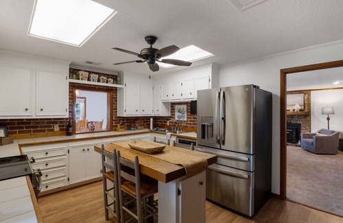 Gilbert House | Beautiful 2 BR 2BA Cottage with Private Dock SUP Kayak Arcade and more