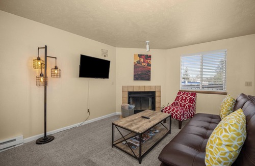 Spokane Valley Apartment | Beautiful 2BR APT 2 ⭑ Netflix & Keurig ⭑ Full Kitchen ⭑ WiFi ⭑ AC