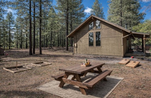 Munds Park Cabin | Beautiful 2BR + Loft Retreat in the Pines Close to Sedona & Flagstaff