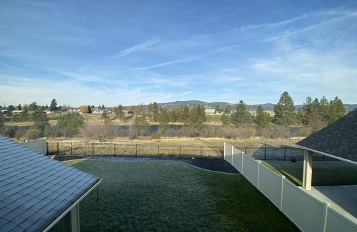 Greenacres House | Beautiful 3 bed+den, 3bath huge home on the Spokane River and Centennial Trail
