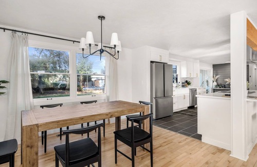 Spokane House | Beautiful 3 story villa with room for 17 people - outdoor POOL and indoor SAUNA