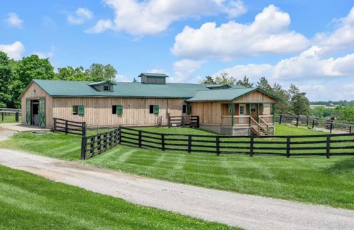 Georgetown House | Beautiful 4+-bedroom house near KHP, with show barn stables and indoor arena.