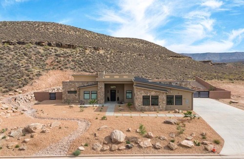 Virgin House | Beautiful 5 bd/6 bath - Zion's Edge, Kolob Canyon, Private Pool, Hot Tub, Views!
