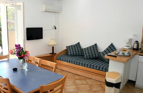 Pineto House | Beautiful apartment in villa for 8 guests with WIFI, pool, TV, terrace and pets allowed