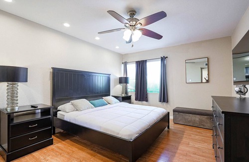 Fashion Square Condo | Beautiful Condo w/ Pool Next to Fashion Square!