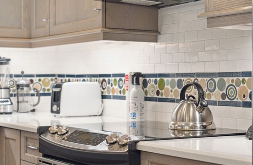 Isle of Palms Cottage | Beautiful cottage on lagoon,walk to beach, great for couples or families