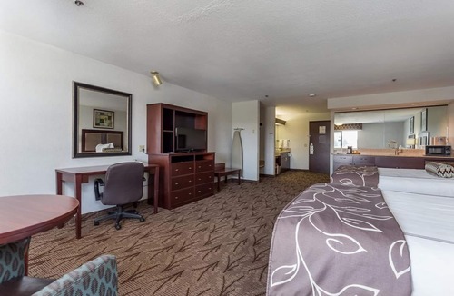 Idaho Falls Resort | BEAUTIFUL ESCAPE! ONE PERFECT UNIT! COMPLETE WITH SPA, POOL, HOT-TUB