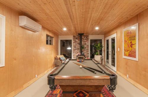 Three Rivers House | Beautiful Fully Renovated Mid-Centruy Modern Home