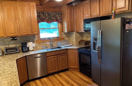 Bumpass House | Beautiful Lake View Log Cabin Lake Anna VA- Private Dock- August 8 Week Special