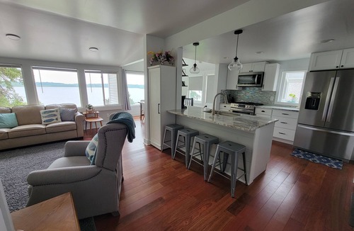 Vicksburg House | Beautiful lakefront property on Barton Lake with Hot Tub!