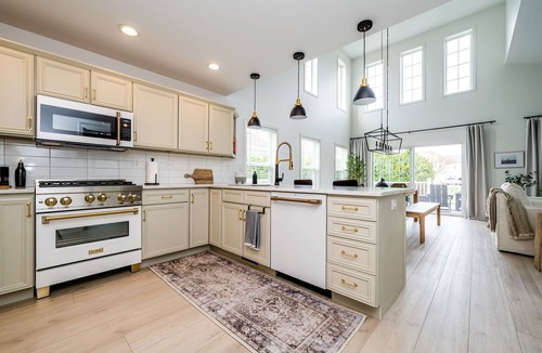 Saint Joseph House | Beautiful Luxury Home located at Island Pointe Marina! Just 1 mile to downtown!