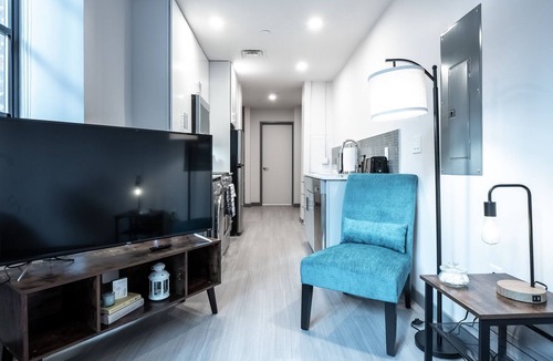 Central Business District Condo | Beautiful Modern Condo - Heart of Business District 406