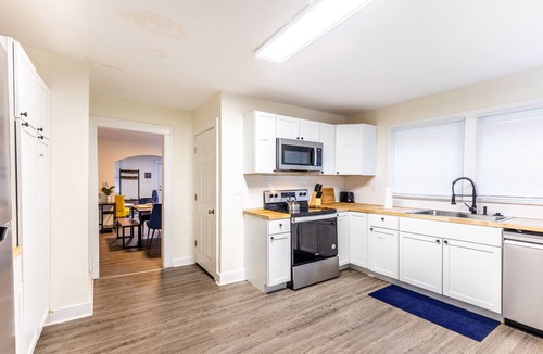 Near Eastside House | ★Beautiful Modern Home w/ King Suite Near Downtown★