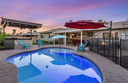 Village Grove House | BEAUTIFUL PRIVATE POOL/HOME/BACKYARD NEAR OLD TOWN