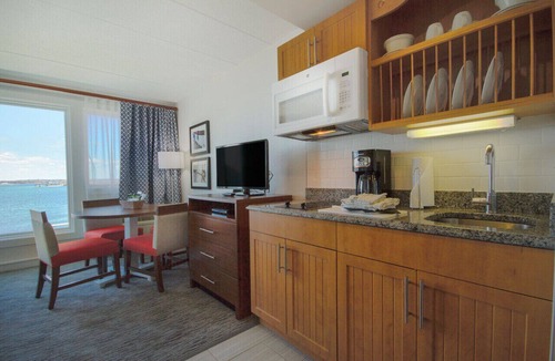 Yachting Village Condo | Beautiful Resort in Inn on the Harbor 1BD near The Cliff Walk