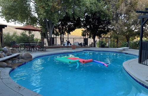 Exeter House | Beautiful Villa with Pool & Scenic Views in foothills close to Sequoia's