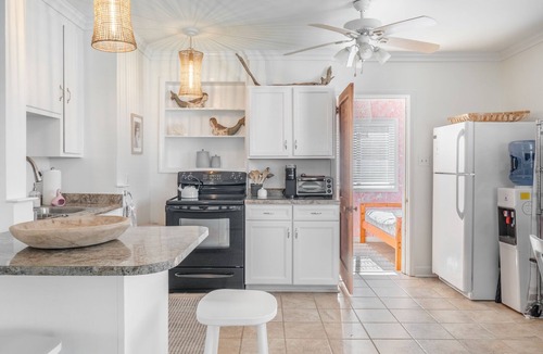 Topsail Beach House | Beautiful Vintage Vibes | Ocean Views & Short Walk to the Beach!