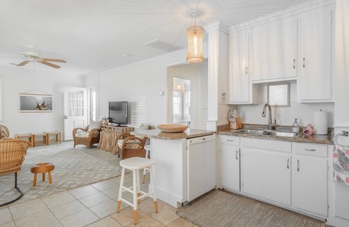 Topsail Beach House | Beautiful Vintage Vibes | Ocean Views & Short Walk to the Beach!
