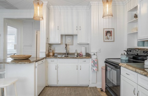 Topsail Beach House | Beautiful Vintage Vibes | Ocean Views & Short Walk to the Beach!