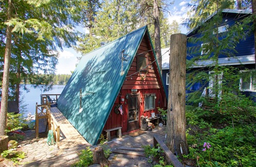 Newport Cabin | Beautiful Waterfront Hideaway at Sacheen Lake