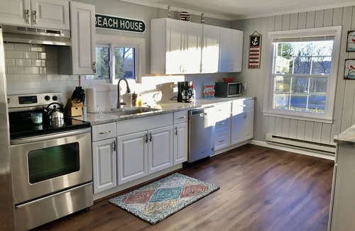 Hillsboro House | Beautifully renovated 3BR house w/lake views